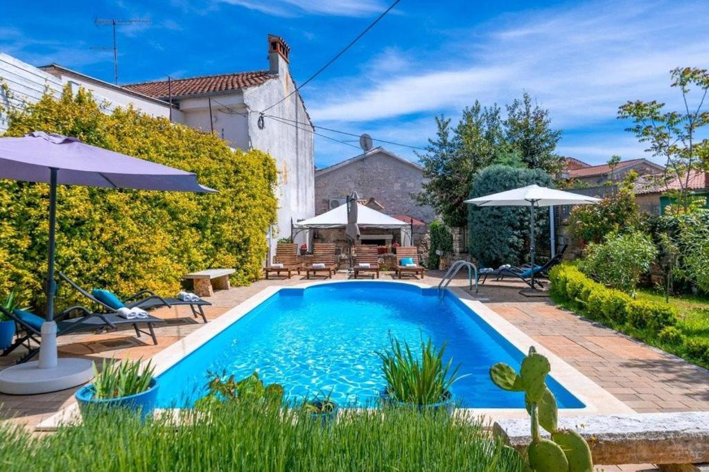 Villa Kazun With Private Pool And Two Gardens Marčana Esterno foto